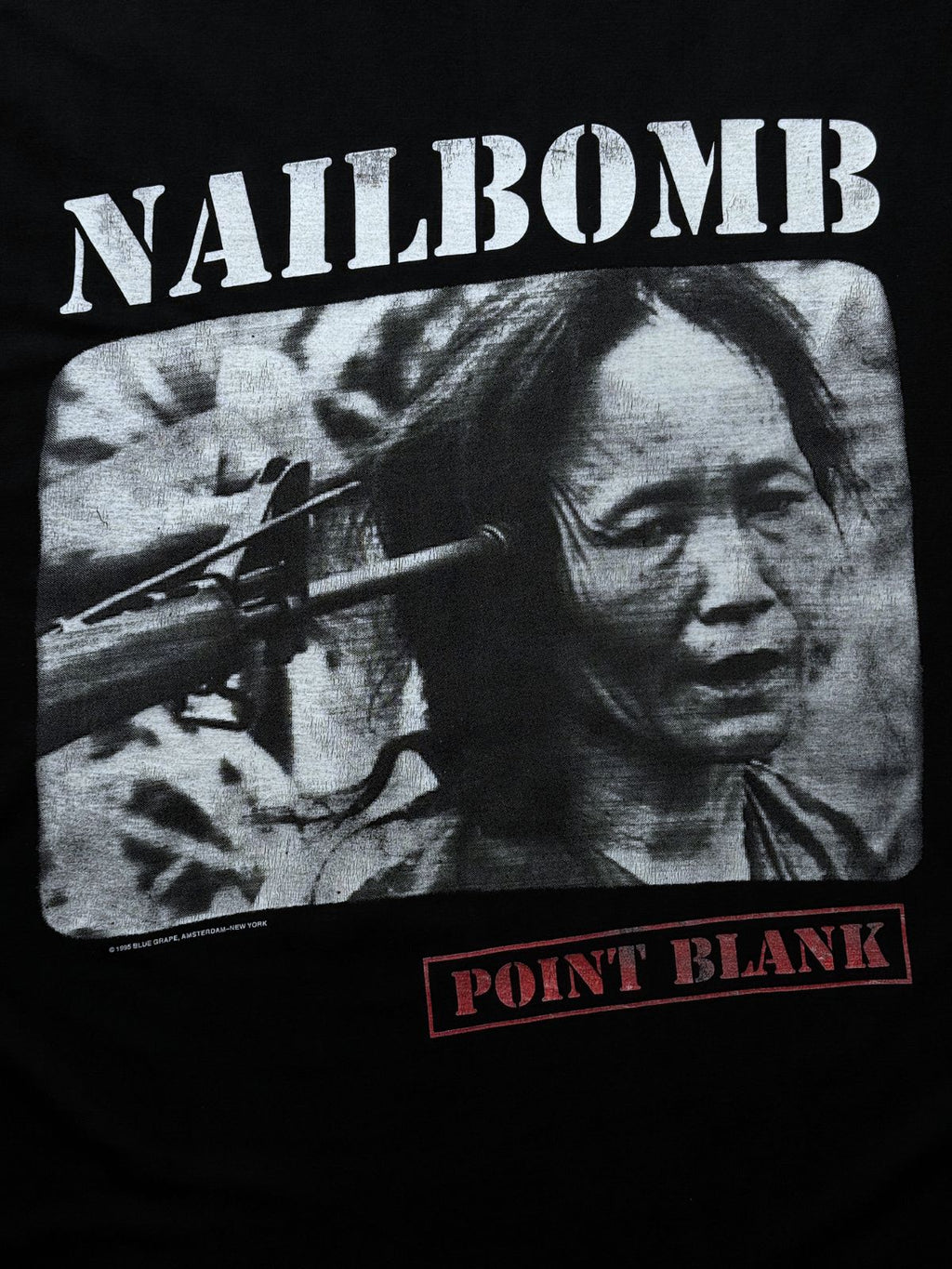 Nahaufnahme des vorderen Album-Cover-Prints zum Nailbomb-Debütalbum „Point Blank“ mit „NAILBOMB“-Schriftzug im Stencil-Look.