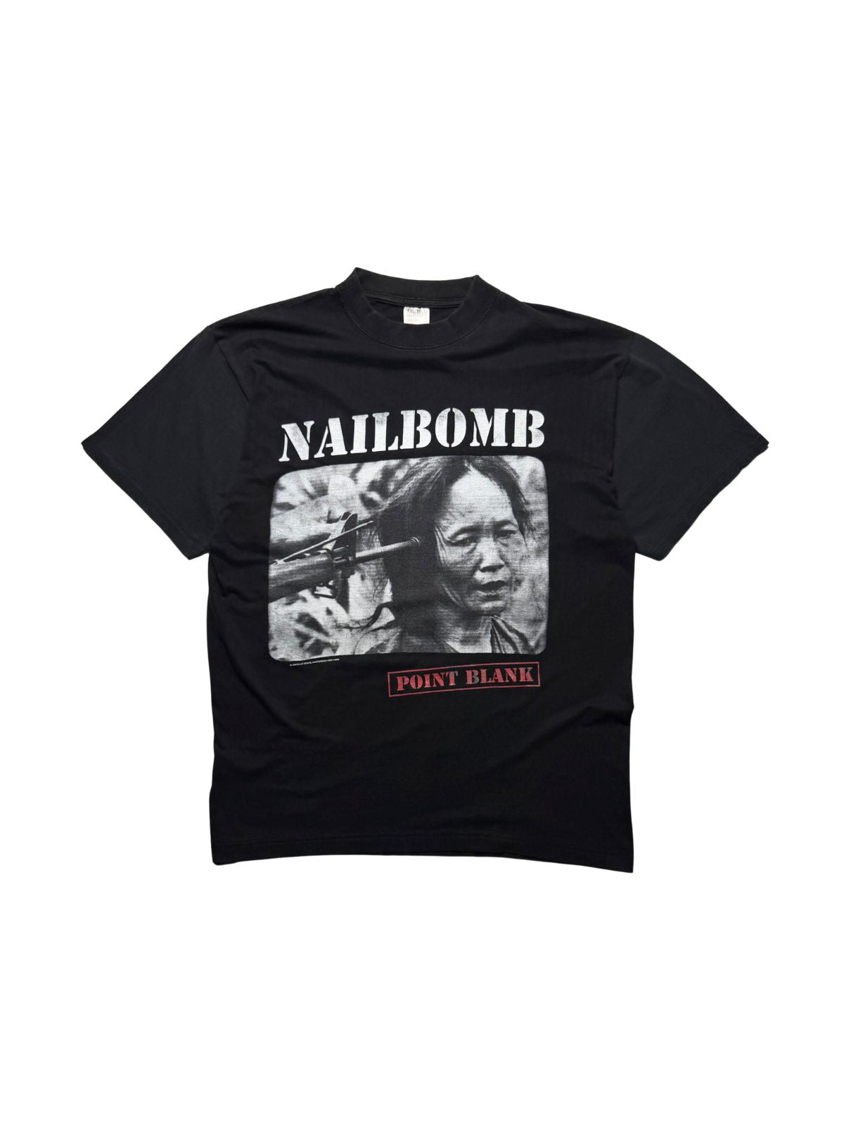 Originales schwarzes Vintage Nailbomb T-Shirt von 1995 zum Album „Point Blank“ in der vorderen Gesamtansicht. Metal-Bandshirt mit berühmtem Kriegsfoto-Siebdruck und rotem „POINT BLANK“-Schriftzug.