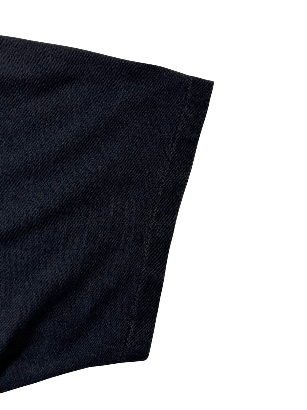 Nahaufnahme des kurzen Ärmelbunds mit originaler Single-Stitch-Einfachnaht zur Authentifizierung des 90er-Jahre-Metal-Shirts.