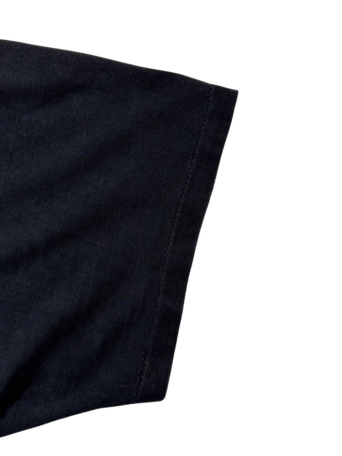 Nahaufnahme des kurzen Ärmelbunds mit originaler Single-Stitch-Einfachnaht zur Authentifizierung des 90er-Jahre-Metal-Shirts.