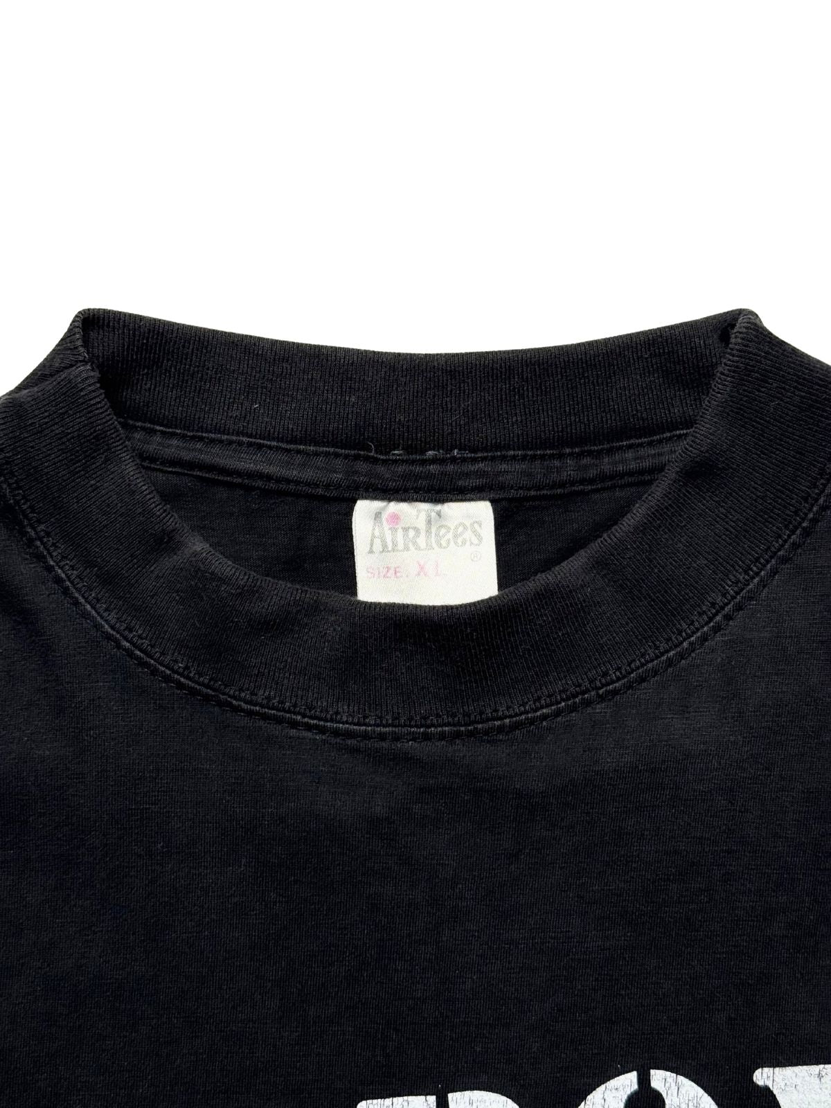 Nahaufnahme des gerippten Kragens mit dem originalen weißen Nackenetikett der Marke „AirTees“ (SIZE XL) oberhalb des vorderen Siebdruck-Schriftzugs.