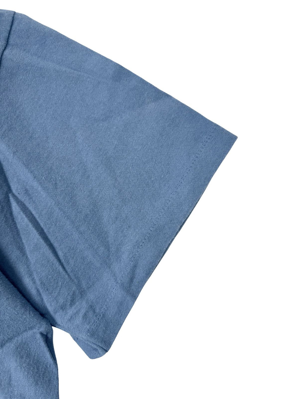 Detailaufnahme des Ärmelsaums; zeigt die authentische „Single Stitch“ Naht (Einzelnaht), typisch für Original-Vintage-Shirts dieser Ära.