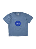Hellblaues Vintage Parodie-Shirt mit einem runden dunkelblauen Grafikprint auf der Brust, der den Schriftzug „NAIVE Creme“ im Stil des Nivea-Logos zeigt.