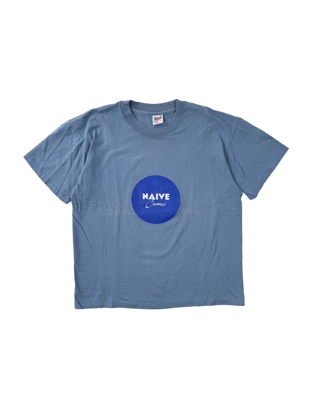 Hellblaues Vintage Parodie-Shirt mit einem runden dunkelblauen Grafikprint auf der Brust, der den Schriftzug „NAIVE Creme“ im Stil des Nivea-Logos zeigt.