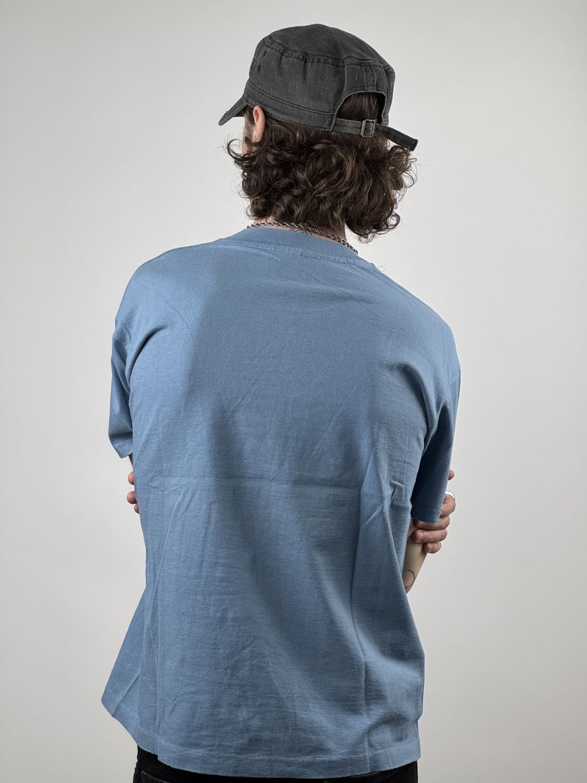 Rückansicht des getragenen Vintage-Shirts; verdeutlicht den Schnitt und die Schulterpartie an einer männlichen Silhouette.