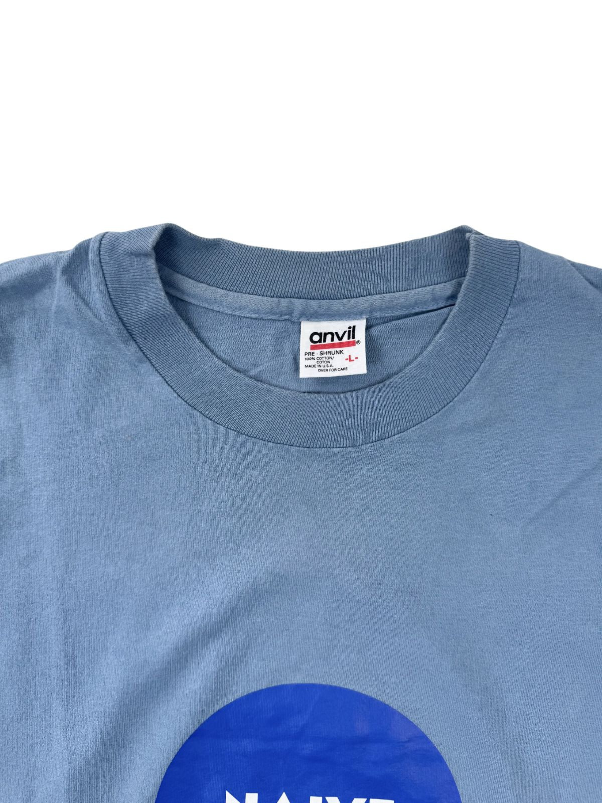 Nahaufnahme des Rundhalsausschnitts mit weißem „Anvil Pre-Shrunk“ Nackenetikett, Größe L, Made in USA – ein klassisches Merkmal für 90er Jahre Vintage-Wear.