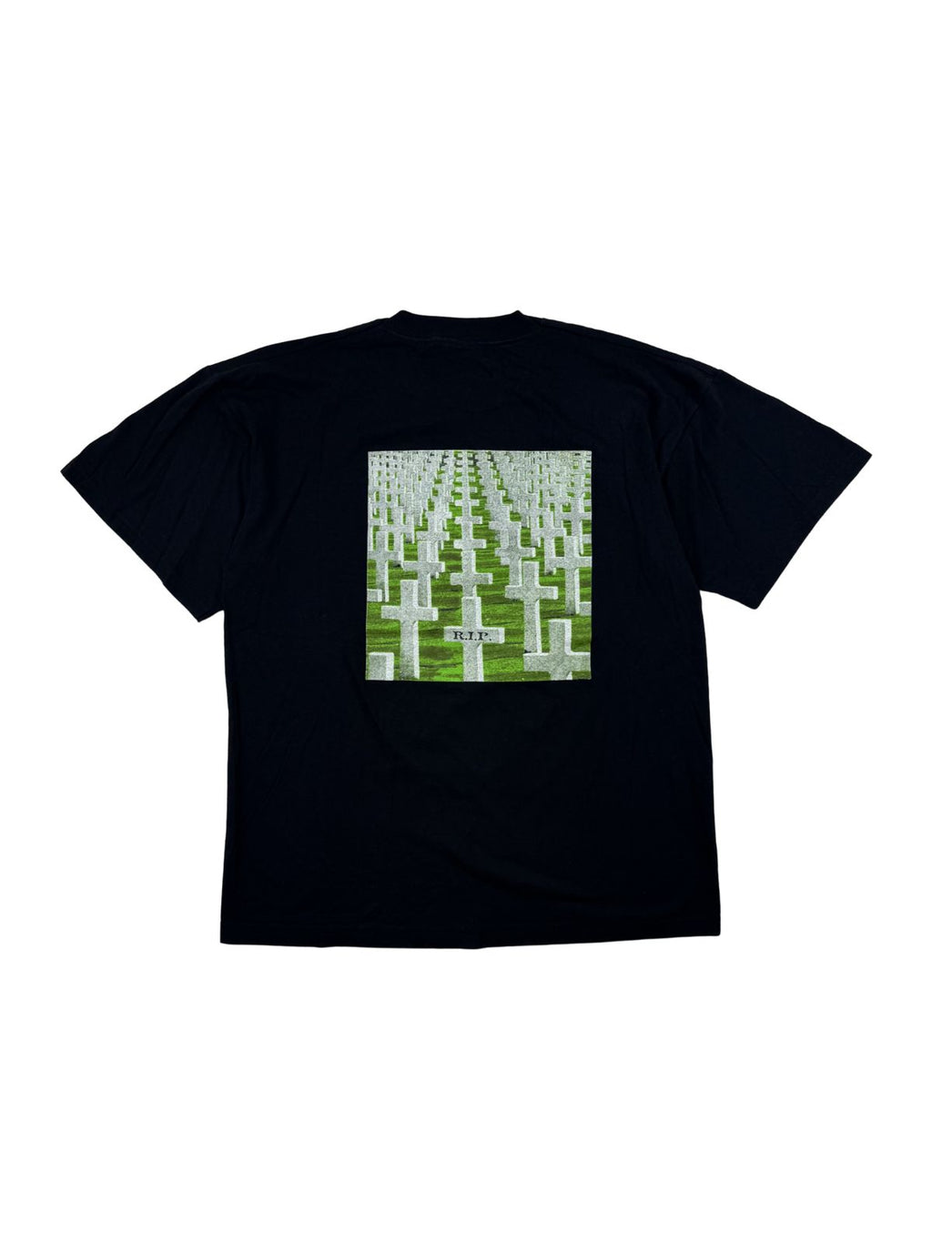 Rückseite des schwarzen Grafik-Shirts mit einem quadratischen Motiv, das unzählige weiße Holzkreuze auf einer grünen Wiese zeigt.