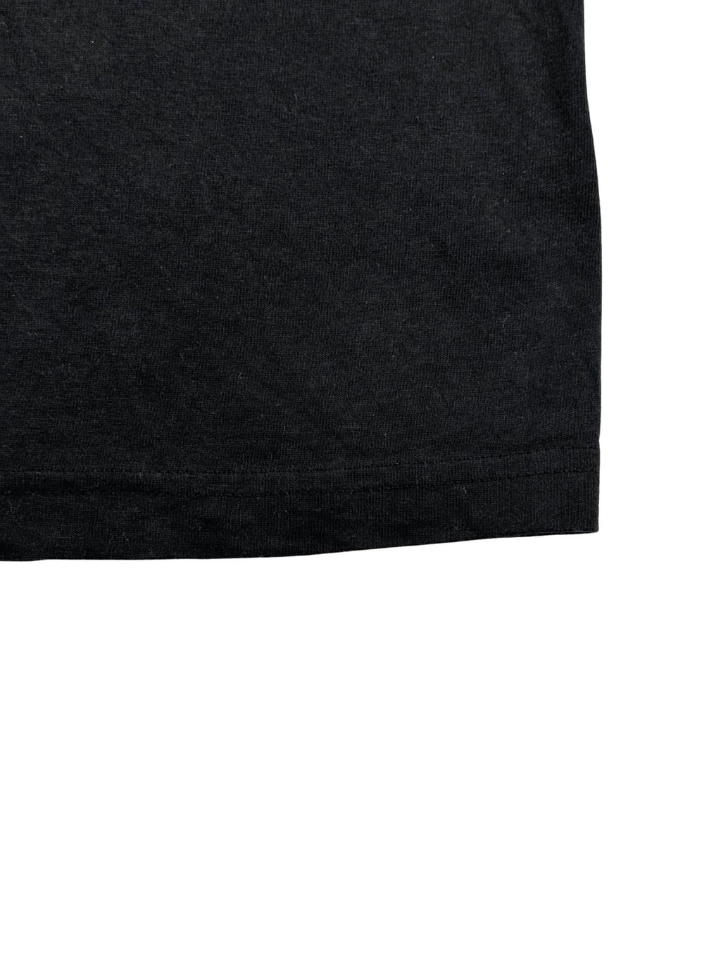 Nahaufnahme des unteren Saums mit Doppelnaht, die den gepflegten, authentisch gealterten Vintage-Zustand des Shirts veranschaulicht.