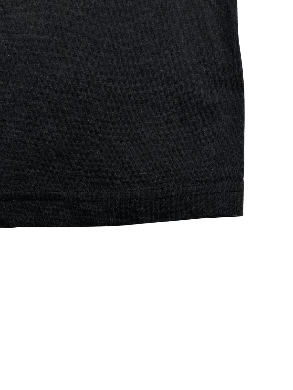 Nahaufnahme des unteren Saums mit Doppelnaht, die den gepflegten, authentisch gealterten Vintage-Zustand des Shirts veranschaulicht.