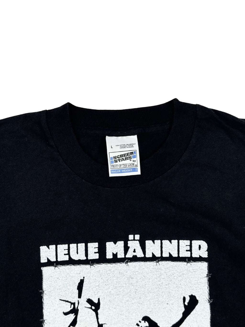 Nahaufnahme des inneren Kragenbereichs mit Blick auf das originale, weiße Stoffetikett der bekannten Marke „Screen Stars by Fruit of the Loom (Value Weight)“ in Größe L.