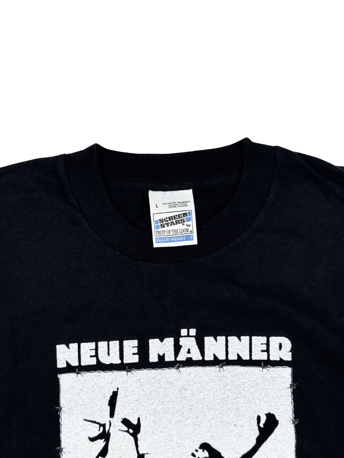 Nahaufnahme des inneren Kragenbereichs mit Blick auf das originale, weiße Stoffetikett der bekannten Marke „Screen Stars by Fruit of the Loom (Value Weight)“ in Größe L.