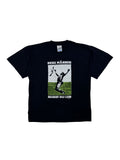Vintage Spruch-T-Shirt aus den 1990er Jahren in Schwarz. Frontansicht mit dem markanten Grafikprint eines Mannes im Stacheldrahtzaun und der Aufschrift „ Neue Männer braucht das Land“.