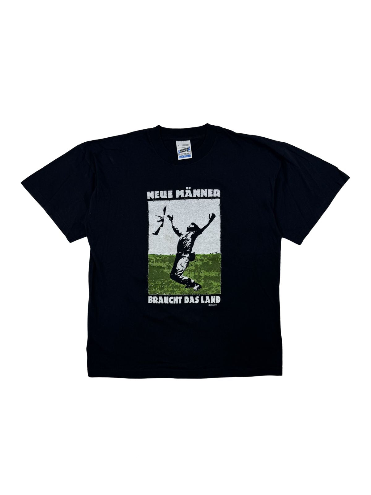 Vintage Spruch-T-Shirt aus den 1990er Jahren in Schwarz. Frontansicht mit dem markanten Grafikprint eines Mannes im Stacheldrahtzaun und der Aufschrift „ Neue Männer braucht das Land“.