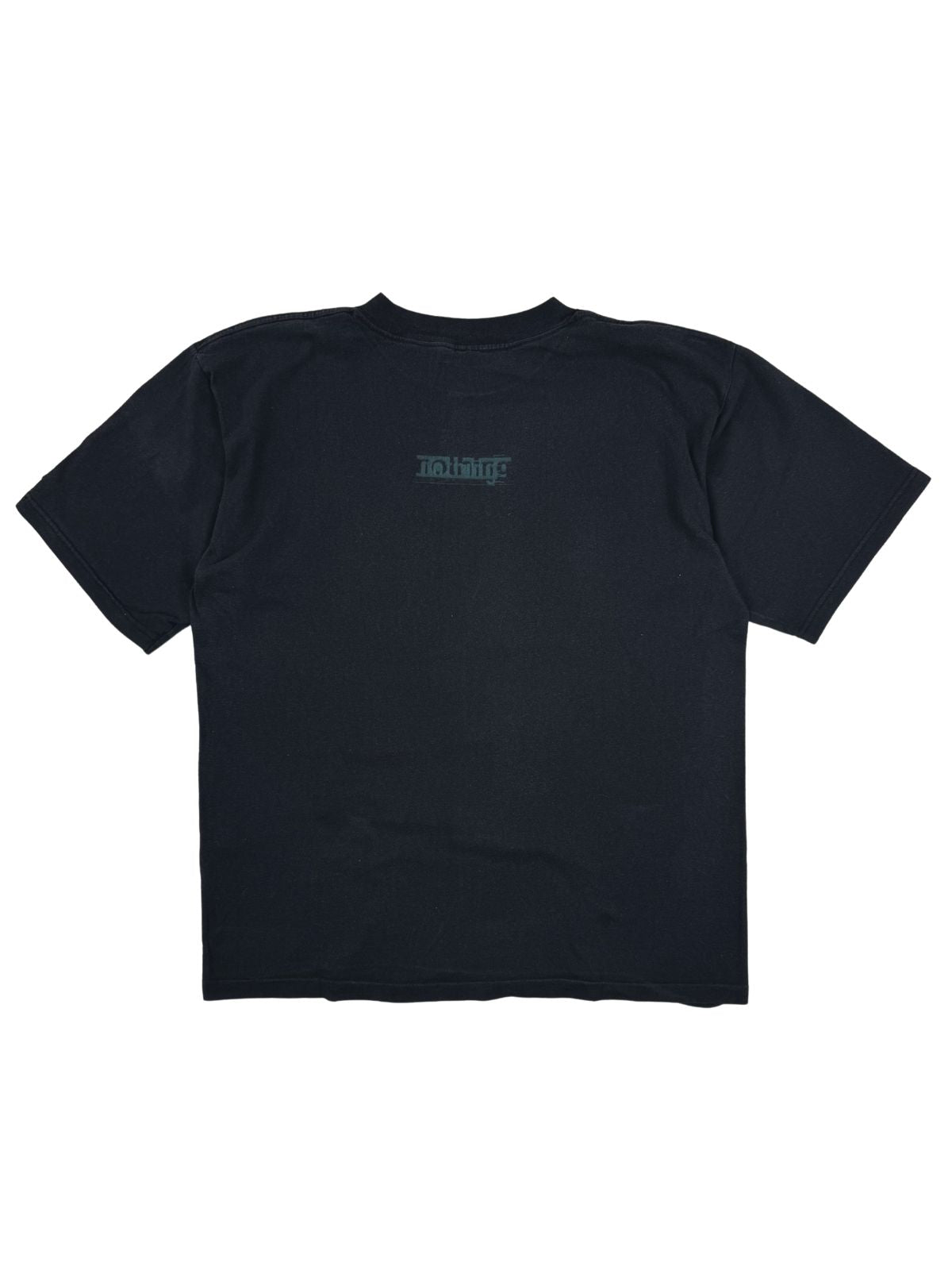 Rückseite des schwarzen 1997er Nine Inch Nails Shirts mit einem kleinen, grünen Print des „nothing“-Logos (Nothing Records) im Nackenbereich.