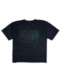 Originales Vintage Nine Inch Nails T-Shirt von 1997. Schwarz verwaschenes Industrial-Rock-Bandshirt mit dem ikonischen, grünen „NIN“-Logo auf der Vorderseite.