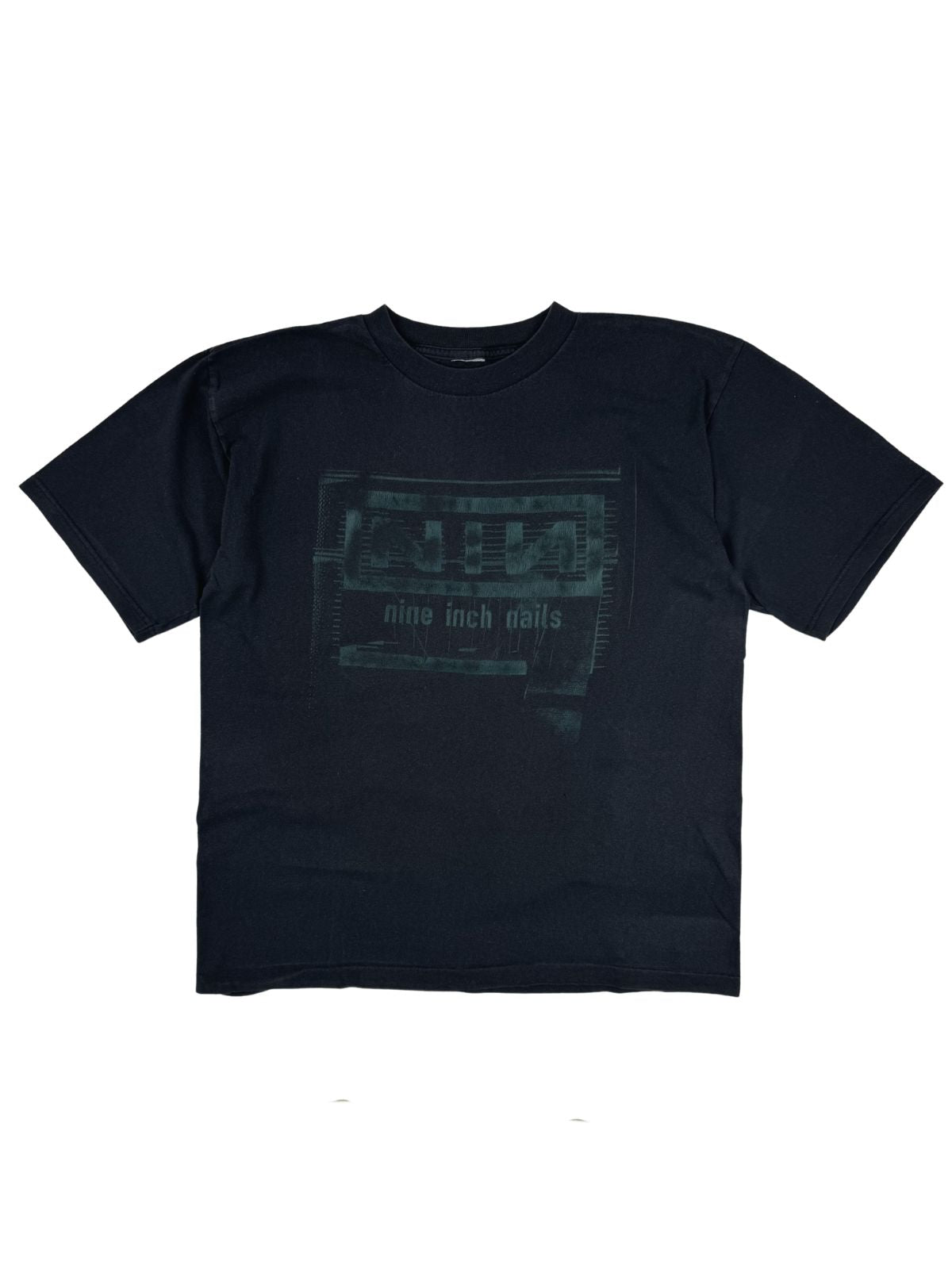 Originales Vintage Nine Inch Nails T-Shirt von 1997. Schwarz verwaschenes Industrial-Rock-Bandshirt mit dem ikonischen, grünen „NIN“-Logo auf der Vorderseite.