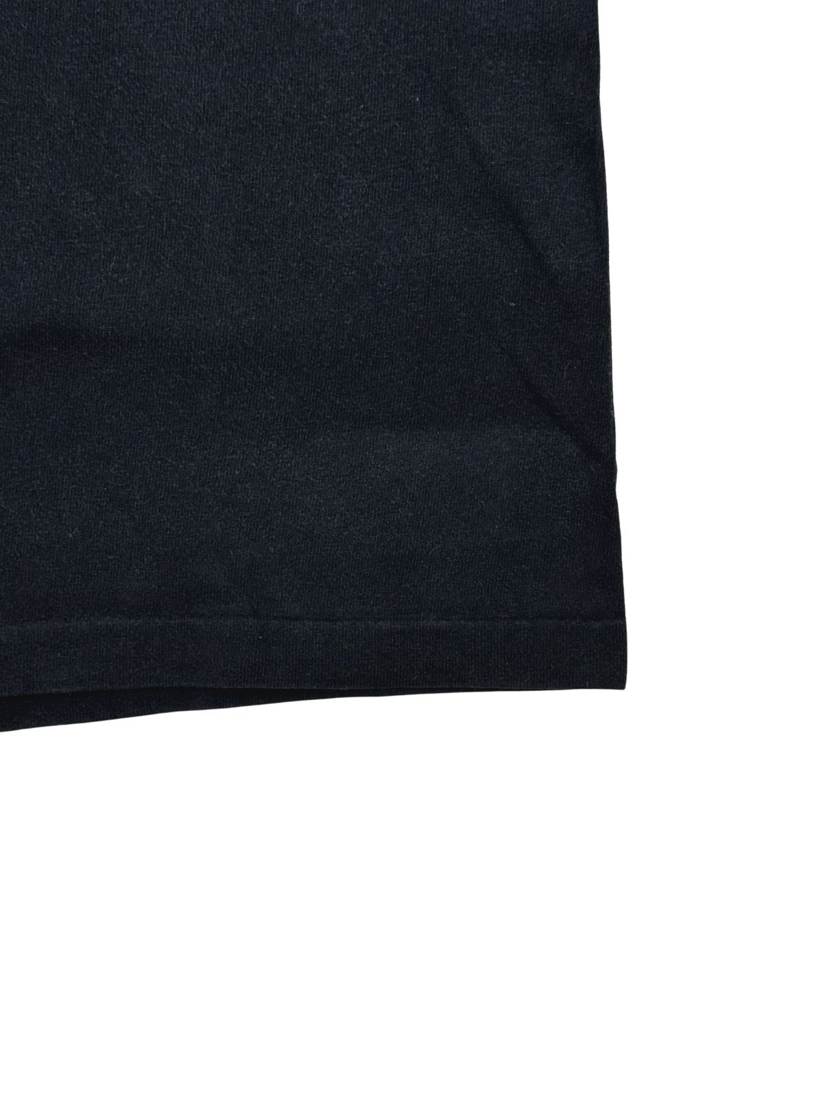 Nahaufnahme des unteren Saums mit Single Stitch (Einzelnaht) zur Veranschaulichung der originalen Materialstruktur und des leichten Fading-Effekts.