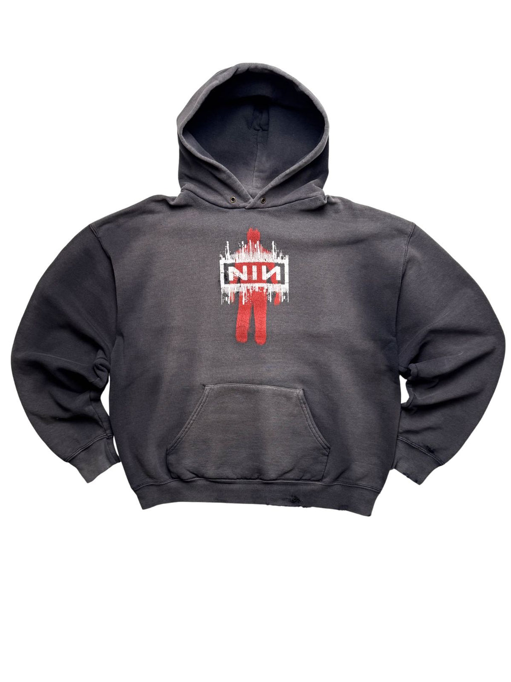 Ausgewaschener schwarzer Vintage Nine Inch Nails Hoodie aus den 2000er Jahren zum Album „With Teeth“. Frontansicht des Industrial-Rock-Kapuzenpullovers mit Kängurutasche und rotem NIN-Schablonen-Artwork.