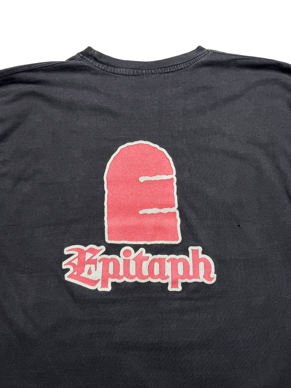 Detailansicht des Backprints mit dem großen roten „E“-Symbol und dem geschwungenen „Epitaph“-Schriftzug.