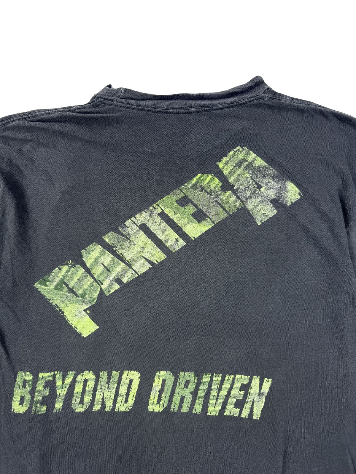 Nahaufnahme der oberen Rückseite mit Fokus auf die distressed Grafik-Prints „PANTERA BEYOND DRIVEN“ auf dem grauen Baumwollstoff.