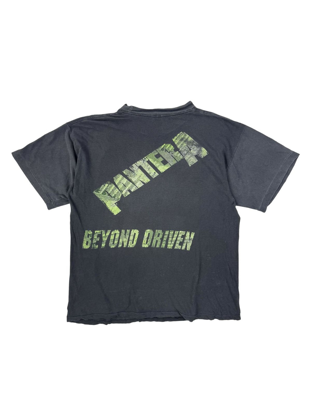 Rückseite des Pantera 1992er Vintage-Shirts mit großem, schräg verlaufendem „PANTERA“-Schriftzug und dem Albumtitel „BEYOND DRIVEN“ in verwaschenem Grün.