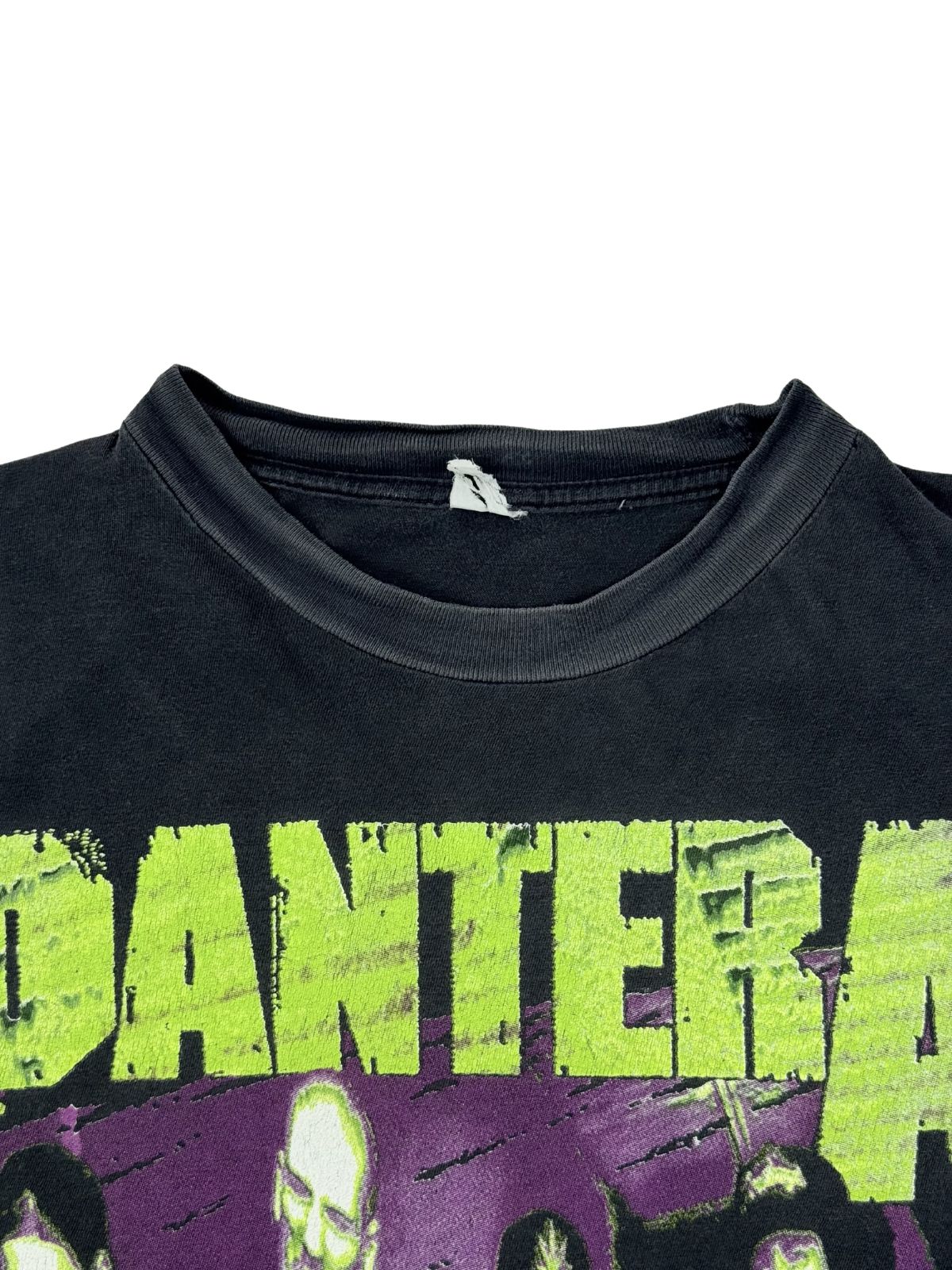 Detailansicht des Rundhalsausschnitts auf der Vorderseite mit Blick auf den markanten, neongrünen „PANTERA“-Schriftzug und ein stark zerschlissenes Nackenetikett.