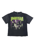Originales Vintage Pantera T-Shirt zum Album „Far Beyond Driven“. Schwarz verwaschenes Heavy-Metal-Bandshirt mit großem Bandfoto-Print in giftgrün und lila auf der Vorderseite.