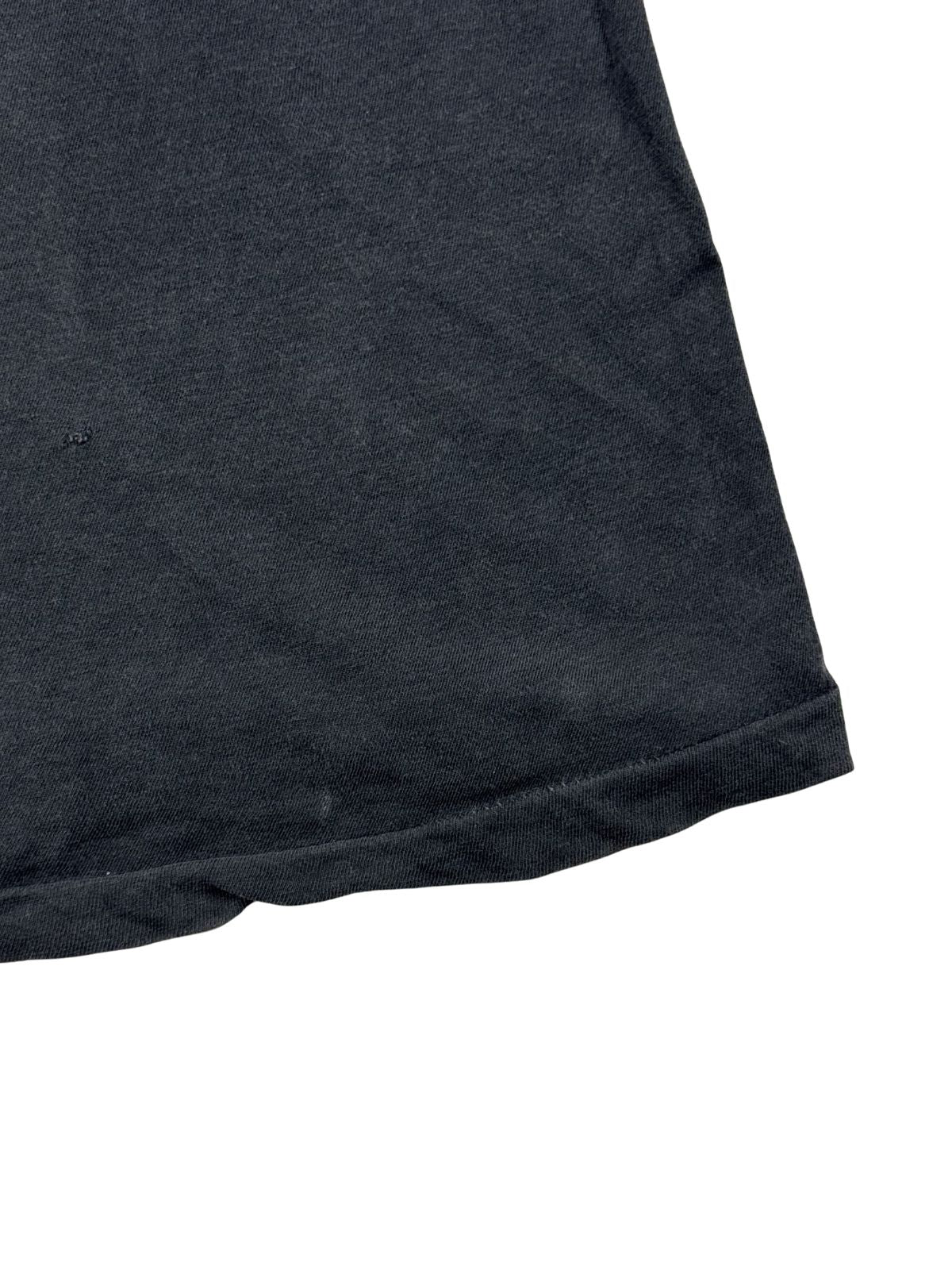 Nahaufnahme des unteren Bunds mit Single Stitch Naht, die ein kleines Pinhole (Loch) im verwaschenen Stoff zeigt.