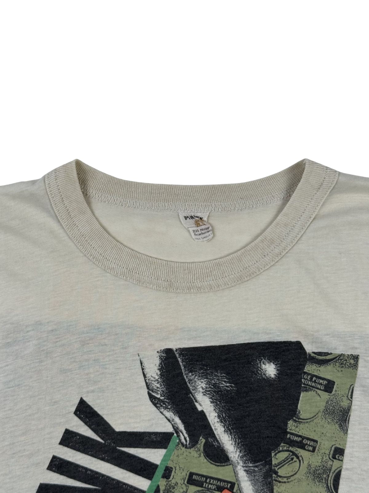 Detailansicht des Rundhalsausschnitts auf der Vorderseite des verwaschenen Band-Shirts mit einem weißen Nackenetikett über der surrealistischen Album-Grafik.