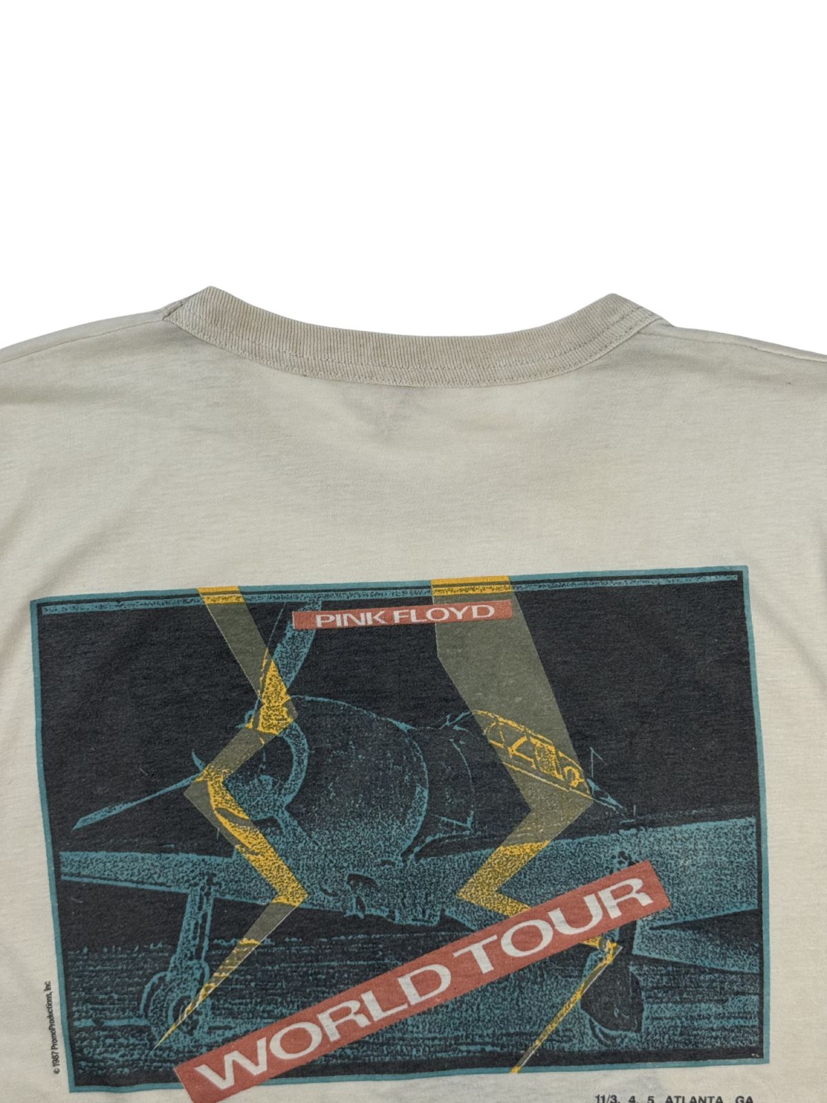 Detailaufnahme der oberen Rückseite des Shirts mit dem Halsbündchen und dem farbigen Flugzeug-Artwork inklusive „PINK FLOYD WORLD TOUR“-Schriftzug.