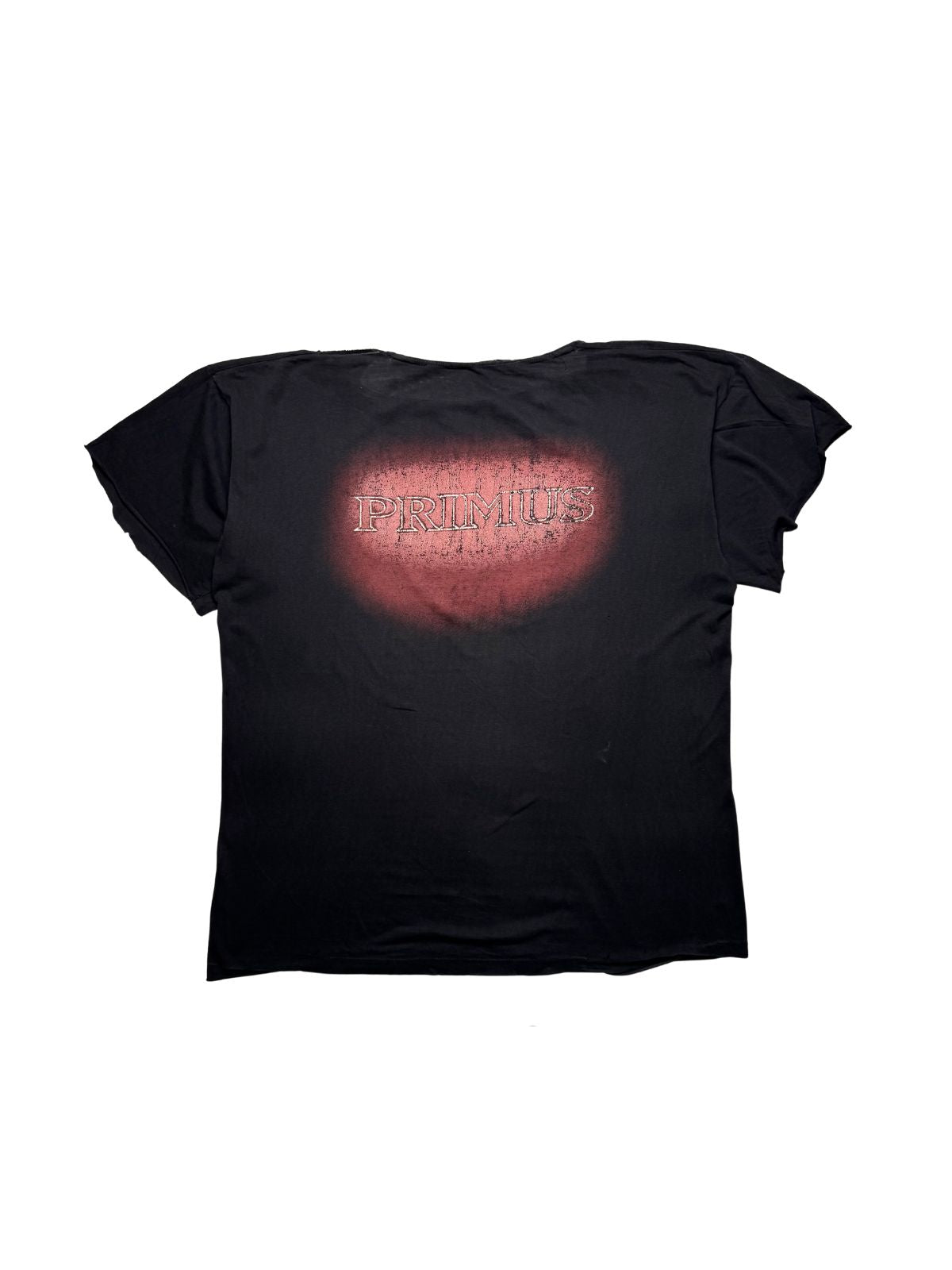 Rückseite des schwarzen 90er-Jahre Primus Cut-off Shirts in der Gesamtansicht mit großem, rot verwaschenem „PRIMUS“-Backprint.