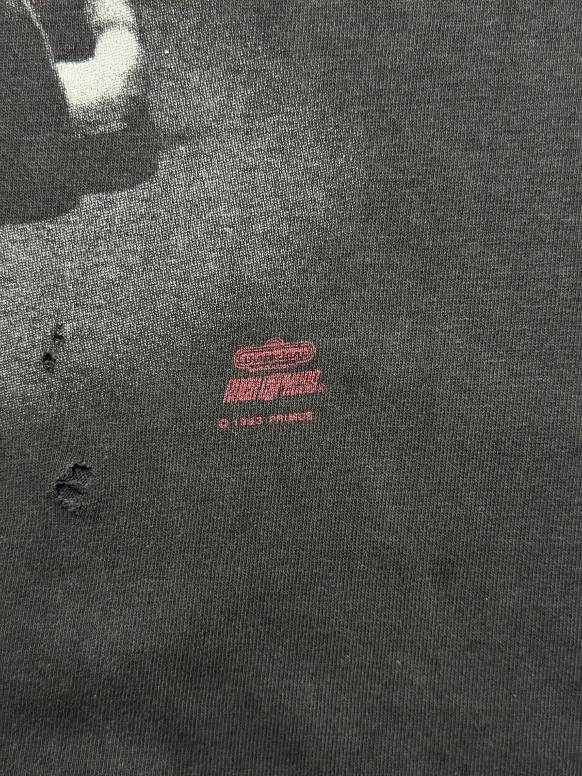 Makroaufnahme des roten Lizenzaufdrucks unten rechts im Frontprint: „© 1993 PRIMUS“ neben dem Marken-Logo.