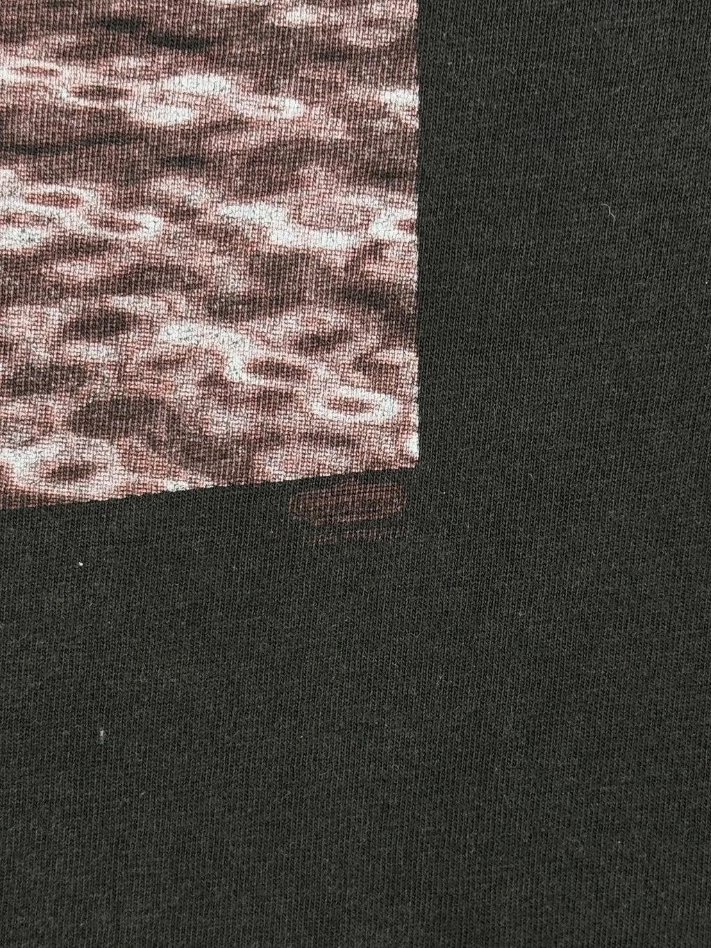 Makroaufnahme des originalen, leicht verblassten Copyright-Vermerks von 1995 unter dem Print als Echtheitsnachweis.