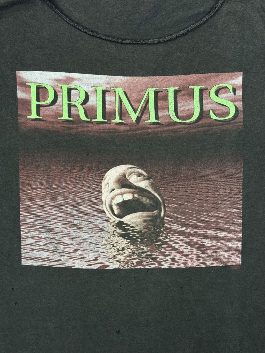 Nahaufnahme des vorderen Siebdrucks mit dem psychedelischen Gesicht im Wasser, passend zum 1995er Album-Artwork.