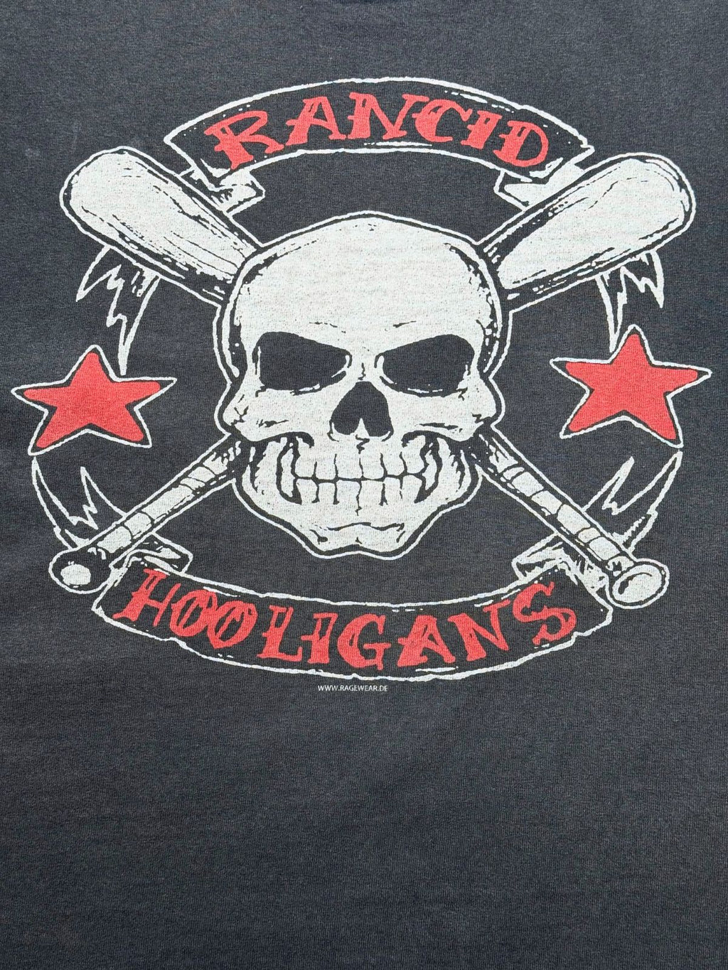 Detailansicht des vorderen Siebdrucks mit dem kreisförmigen Emblem: Totenkopf, gekreuzte Baseballschläger, zwei rote Sterne sowie die Schriftzüge „RANCID“ und „HOOLIGANS“.