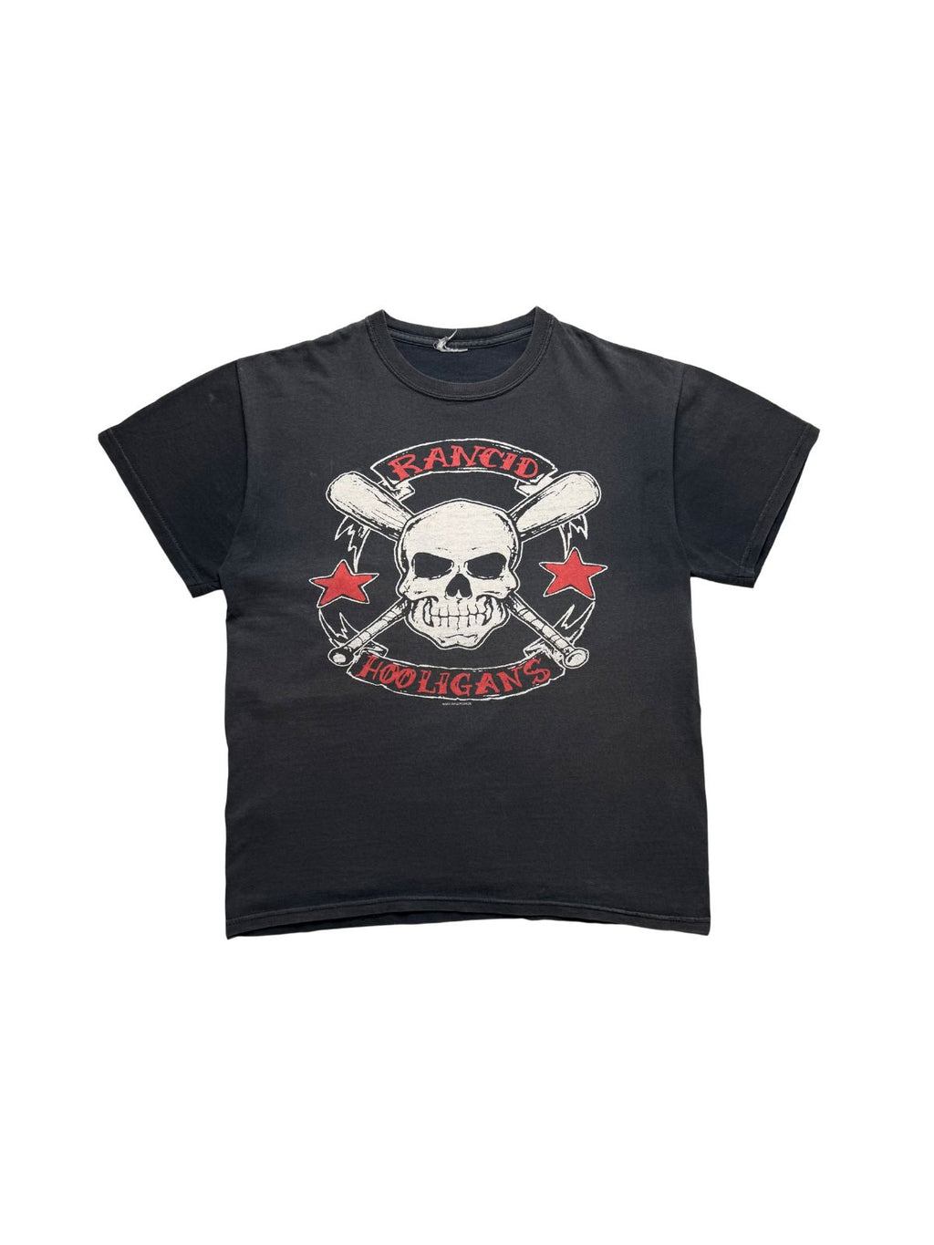 Originales schwarzes Vintage Rancid T-Shirt aus den 2000er Jahren in der vorderen Gesamtansicht. Ska-Punk-Bandshirt mit rotem „RANCID HOOLIGANS“-Banner und Totenkopf-Baseballschläger-Grafik.
