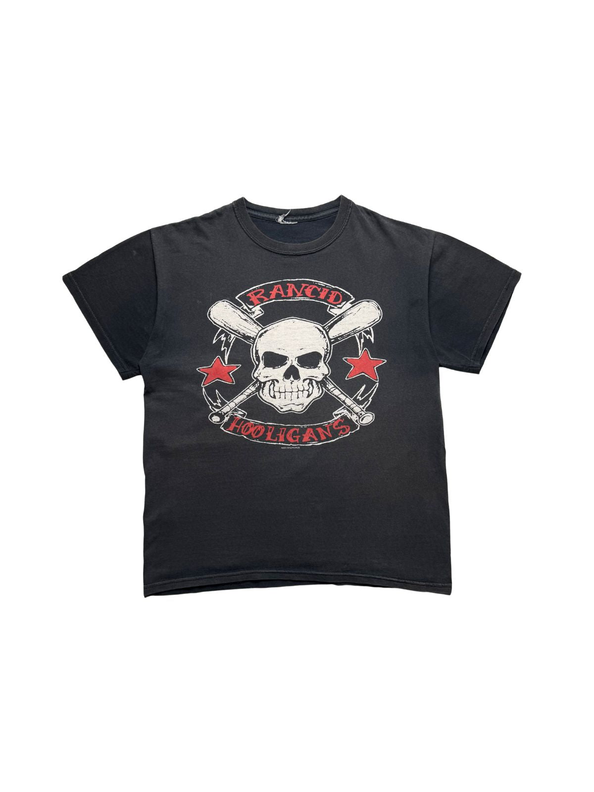 Originales schwarzes Vintage Rancid T-Shirt aus den 2000er Jahren in der vorderen Gesamtansicht. Ska-Punk-Bandshirt mit rotem „RANCID HOOLIGANS“-Banner und Totenkopf-Baseballschläger-Grafik.