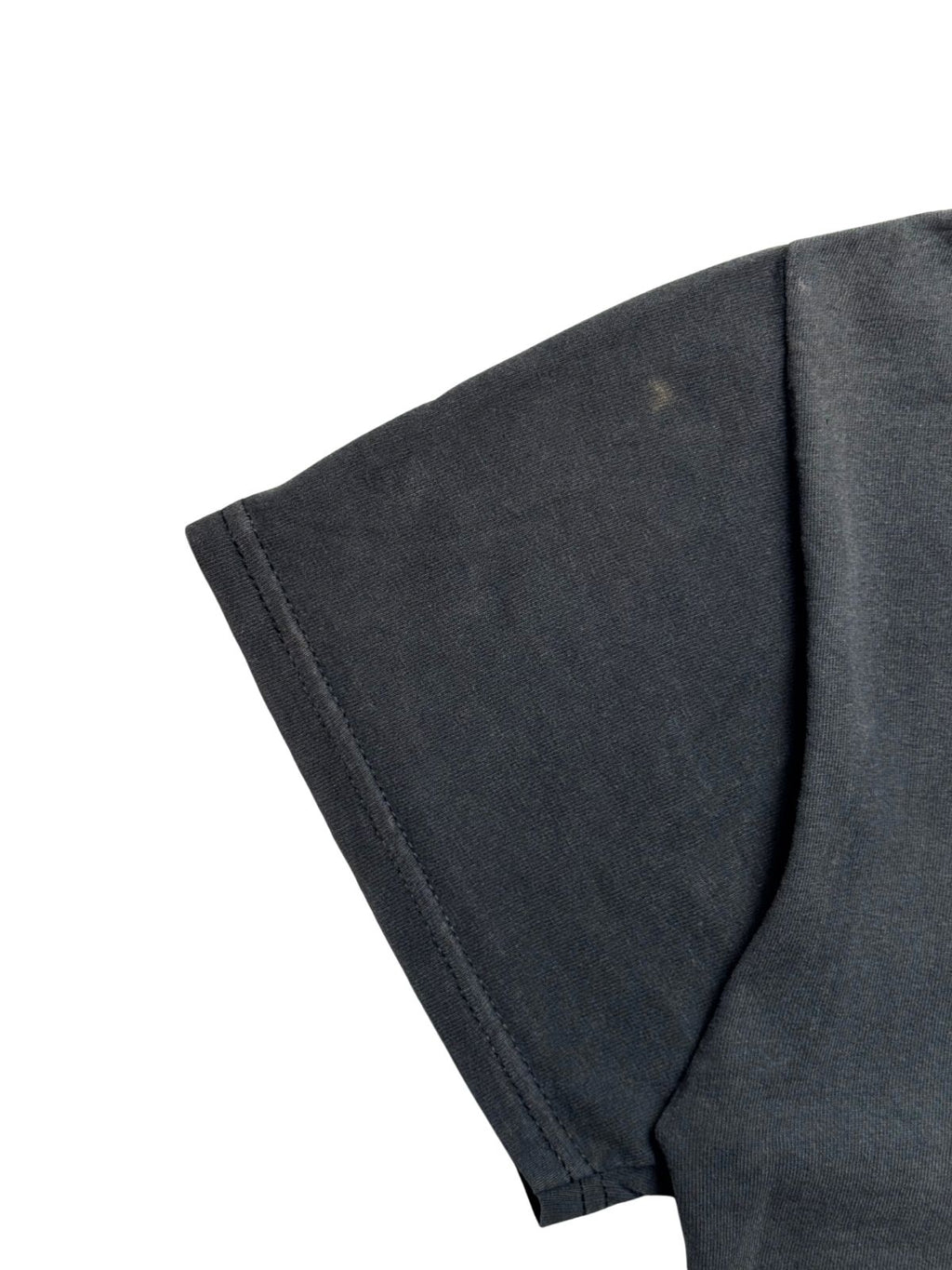 Detailaufnahme des Ärmels zur transparenten Zustandsdokumentation mit einem leichten, verblichenen Fleck im Bereich des Schulteransatzes.