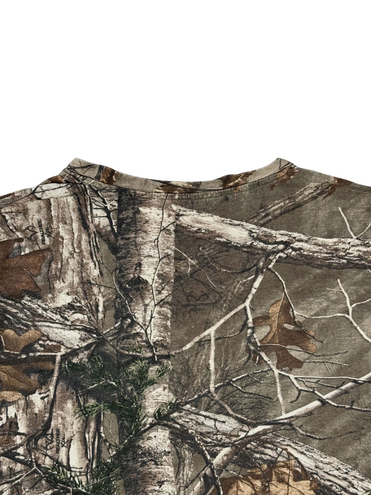Nahaufnahme der Nackenpartie auf der Rückseite des Jagd-Shirts, die das hochauflösende Realtree Hardwoods Tarnmuster zeigt.