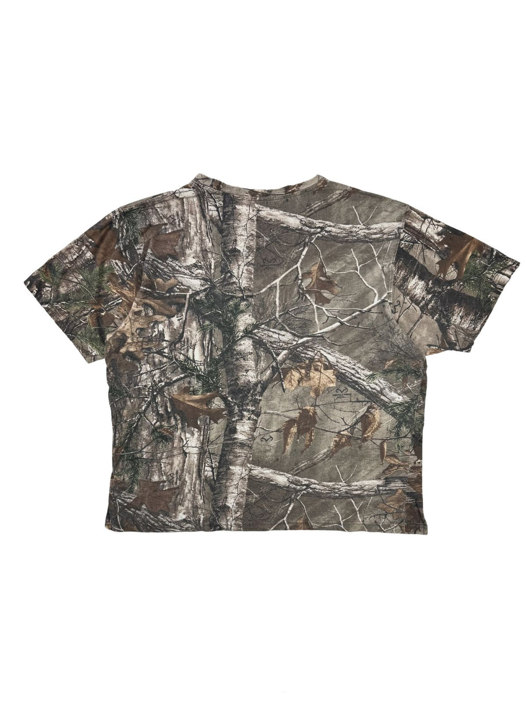 Rückansicht des Vintage Game Winner Realtree Camo Shirts, Kurzarm-Outdoor-Shirt mit durchgehendem Militär- und Jagd-Tarnmuster.