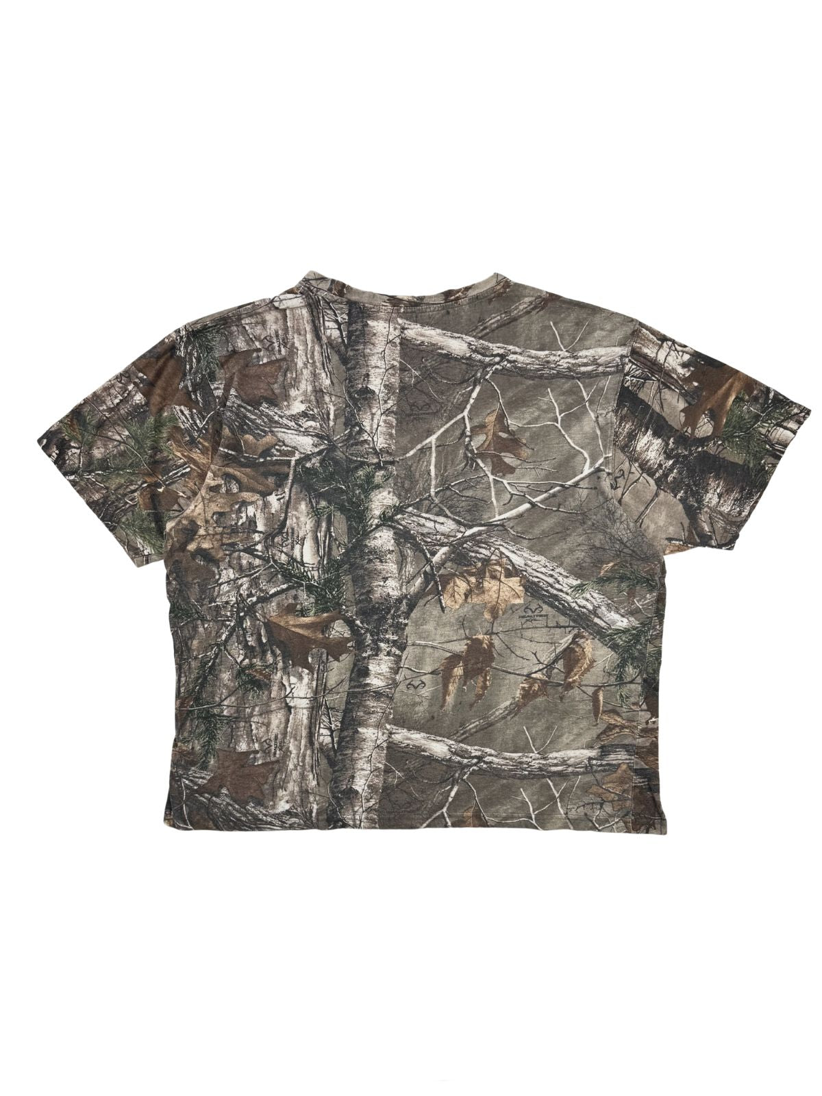 Rückansicht des Vintage Game Winner Realtree Camo Shirts, Kurzarm-Outdoor-Shirt mit durchgehendem Militär- und Jagd-Tarnmuster.