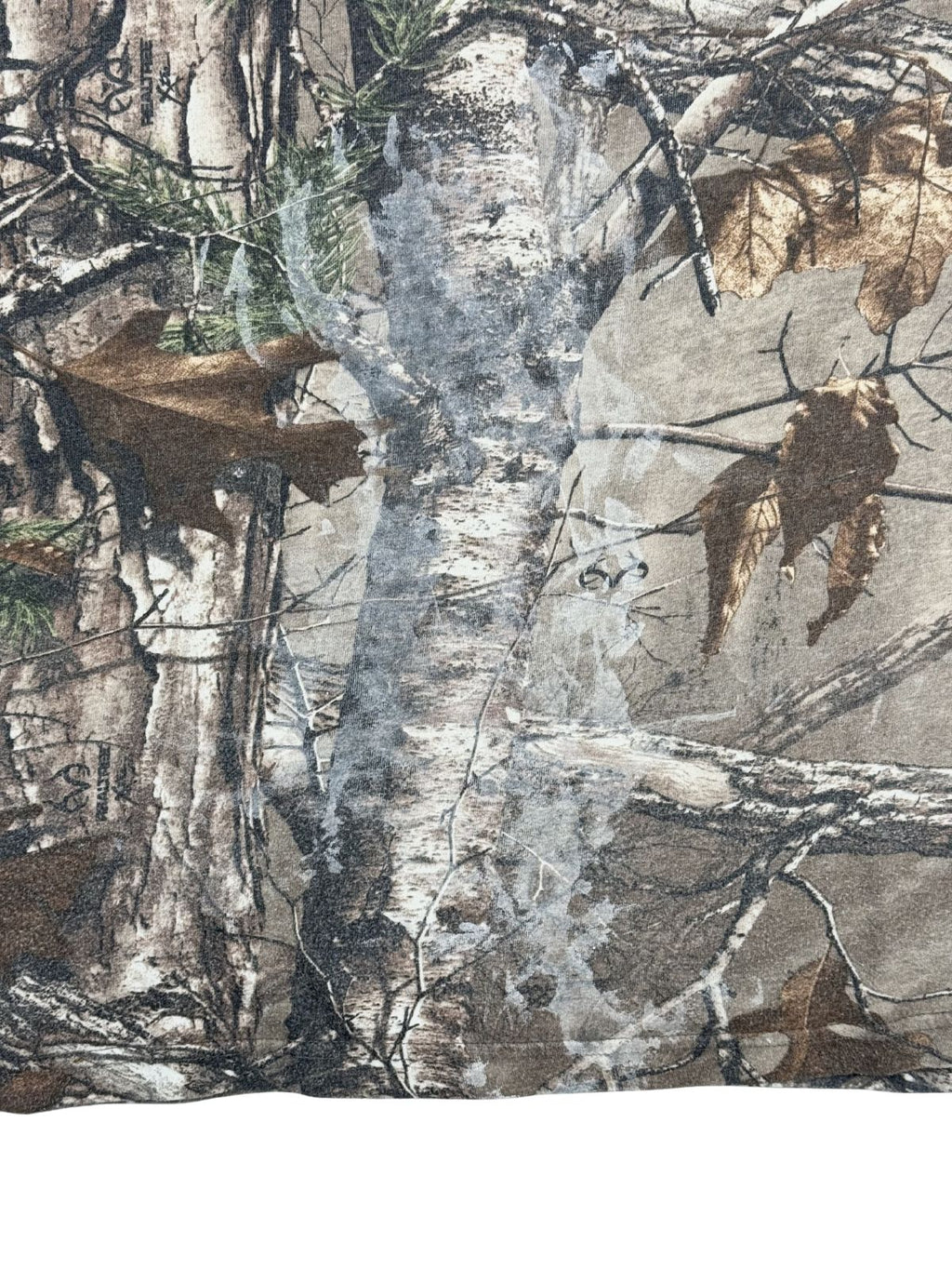Nahaufnahme einer markanten, hellen Verfärbung (Bleach Stain / Wasch-Ausbleichung) auf der Vorderseite des Camouflage-Shirts, wichtiges Zustandsdetail für die Shop-Transparenz.