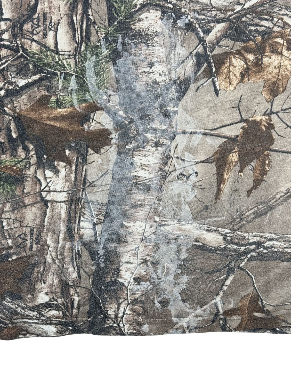 Nahaufnahme einer markanten, hellen Verfärbung (Bleach Stain / Wasch-Ausbleichung) auf der Vorderseite des Camouflage-Shirts, wichtiges Zustandsdetail für die Shop-Transparenz.