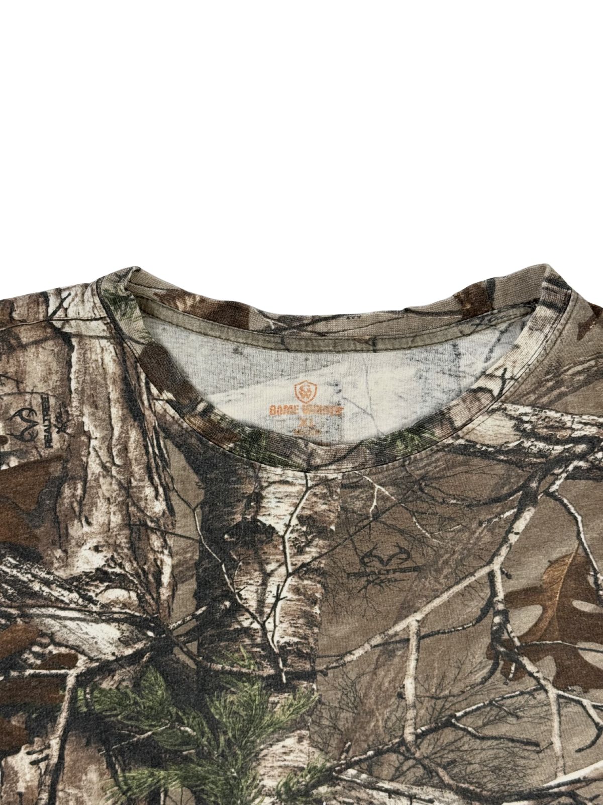 Detailansicht des Rundhalsausschnitts auf der Vorderseite des Realtree Camouflage T-Shirts mit Blick auf den orangefarbenen Nackendruck.