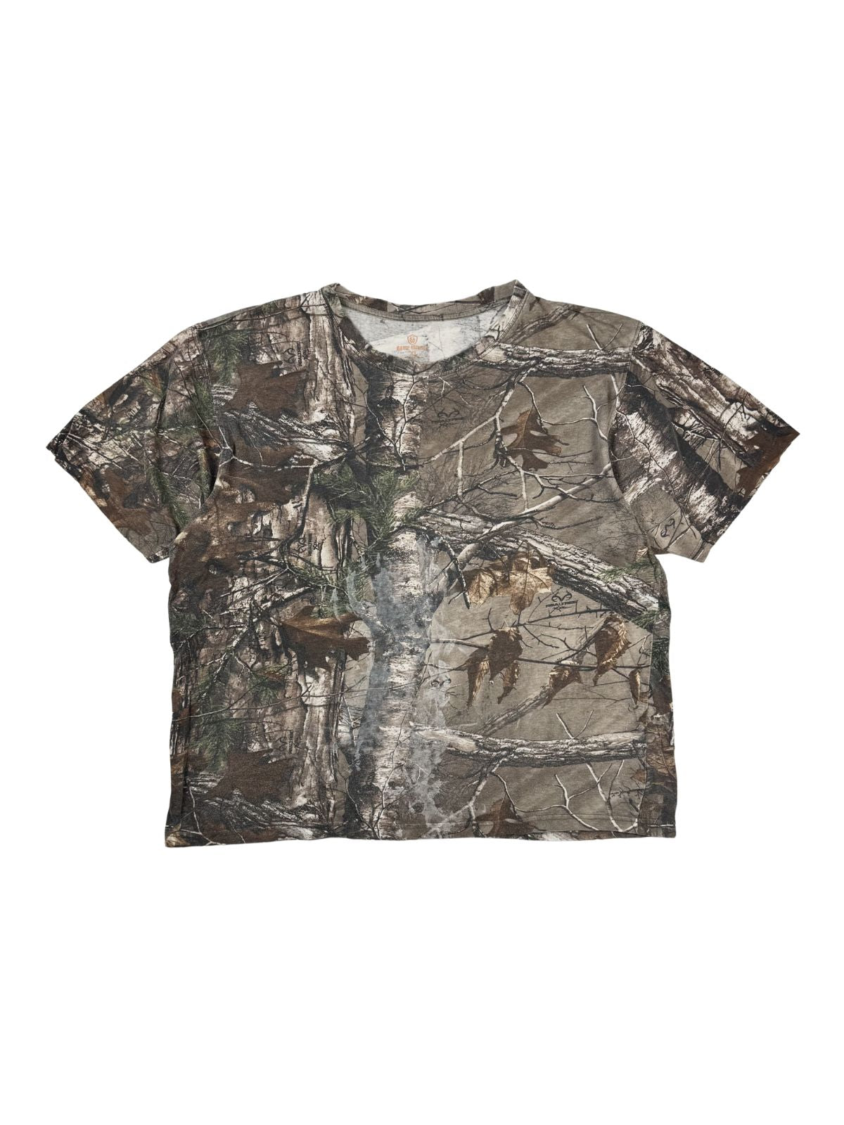 Vintage Realtree Camouflage T-Shirt von Game Winner in Größe XL. Jagd-Shirt mit realistischem All-over-Waldprint aus Ästen, Blättern und Baumstämmen in der Frontansicht.