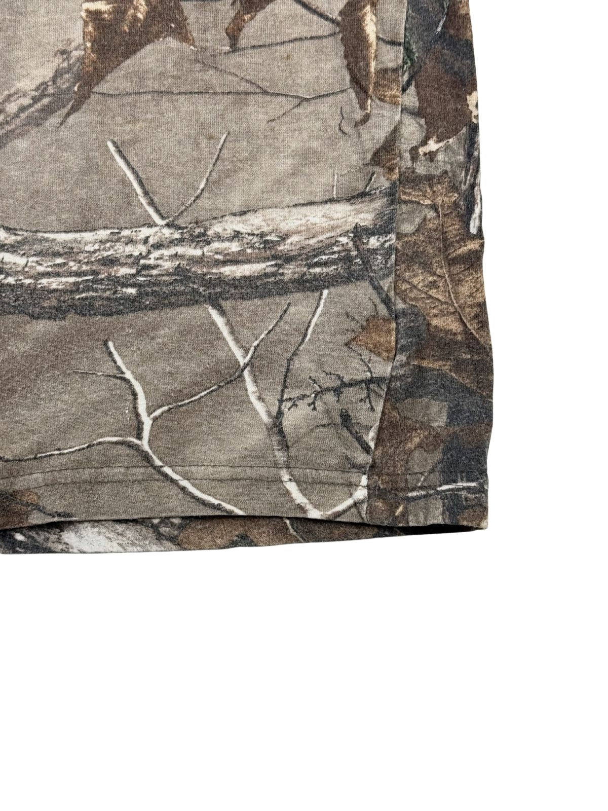 Detailansicht des unteren Bunds mit sauber verarbeiteter Doppelnaht am Vintage Realtree Jäger-Shirt.