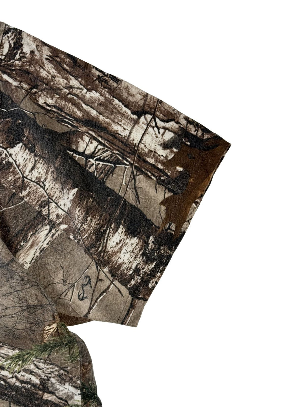 Nahaufnahme des kurzen Ärmels am Game Winner Camo Shirt zur Veranschaulichung der robusten Doppelnaht und des dichten Baumwollstoffs.