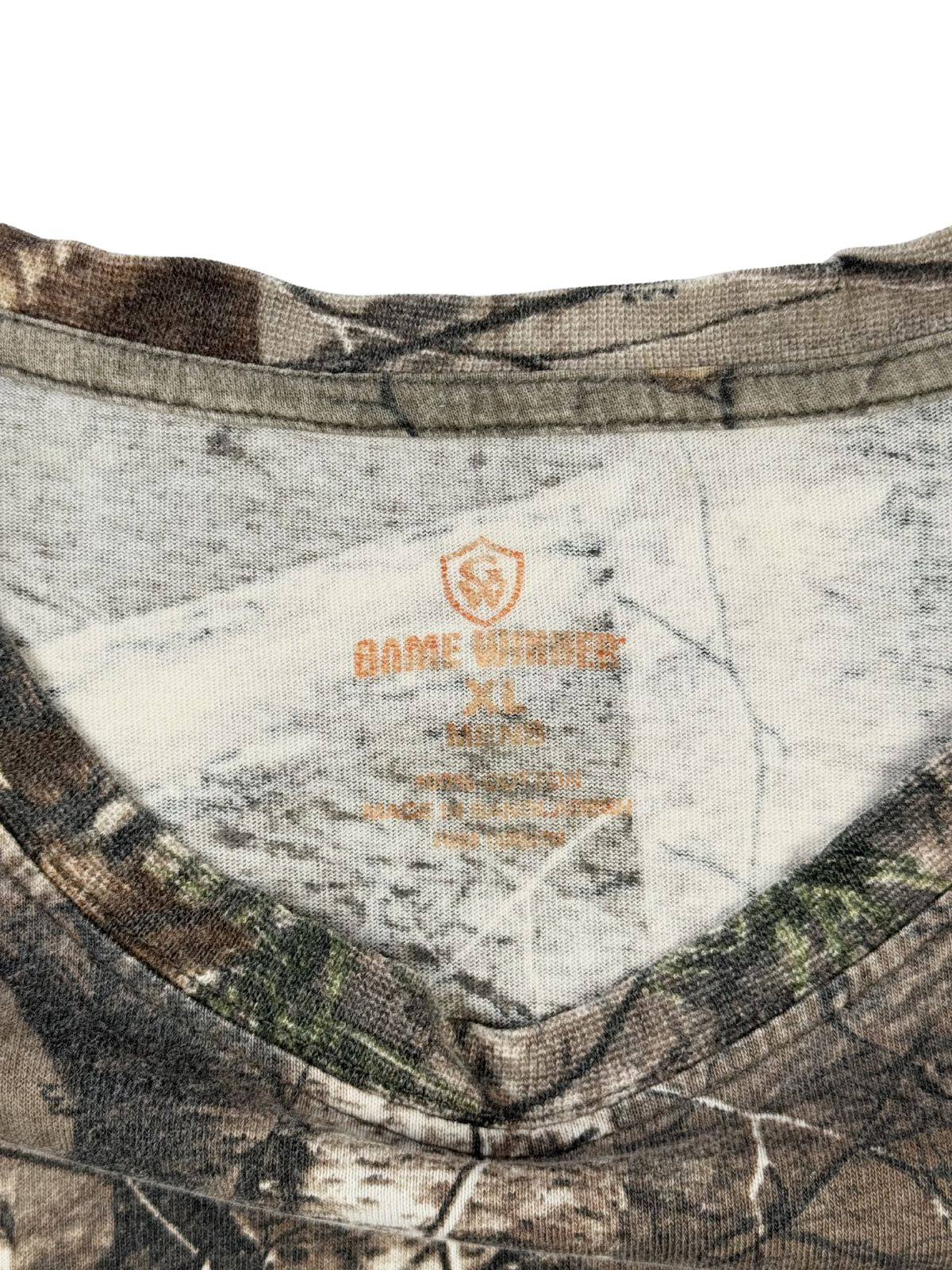 Detailaufnahme des gedruckten Kragenetiketts (Tagless Print) der Outdoor-Marke „Game Winner“ in Größe XL (TG/EG) aus 100% Baumwolle.