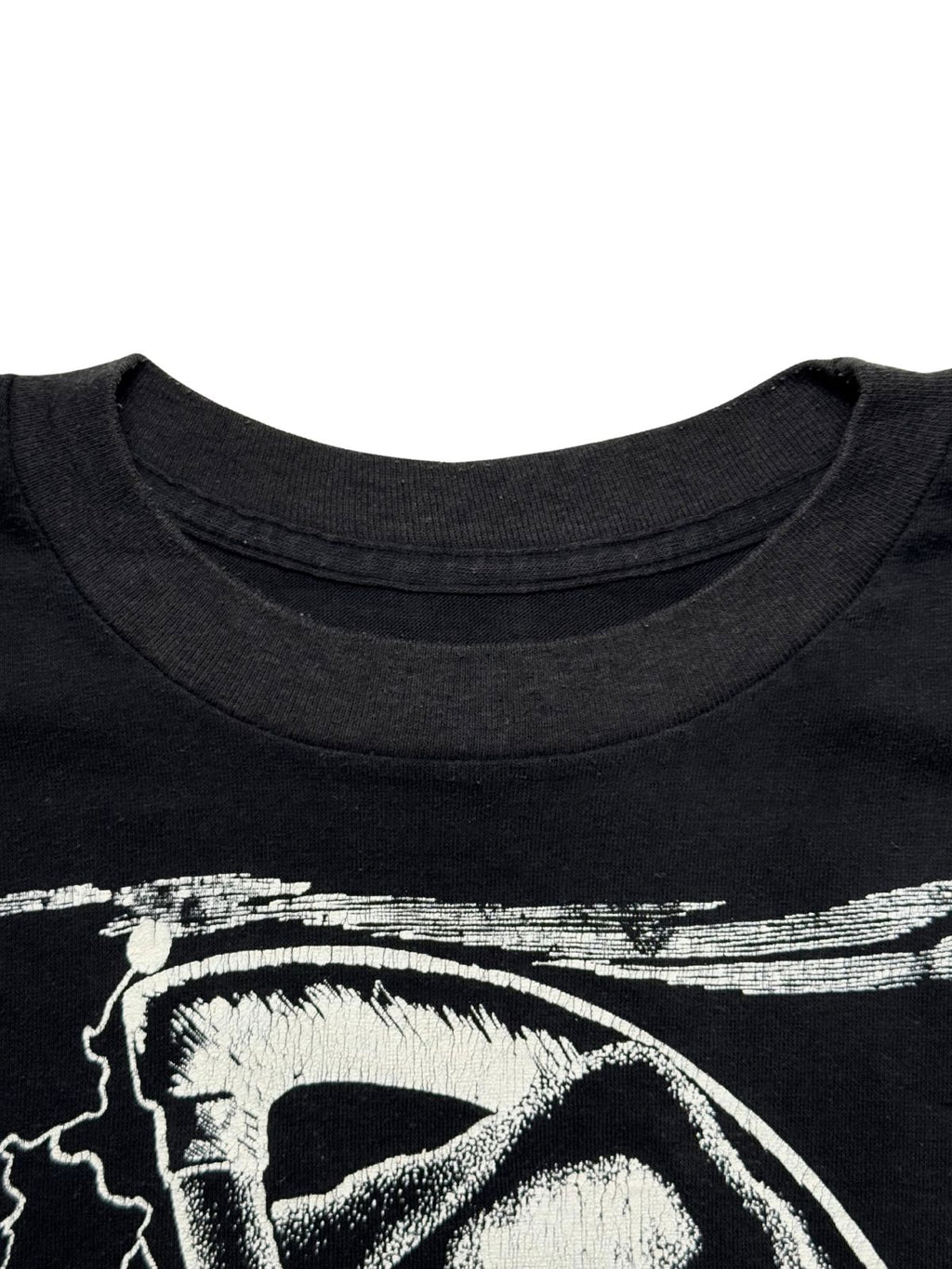 Detailansicht des gerippten Kragenbündchens auf der Vorderseite des gealterten 80s Vintage-Shirts.