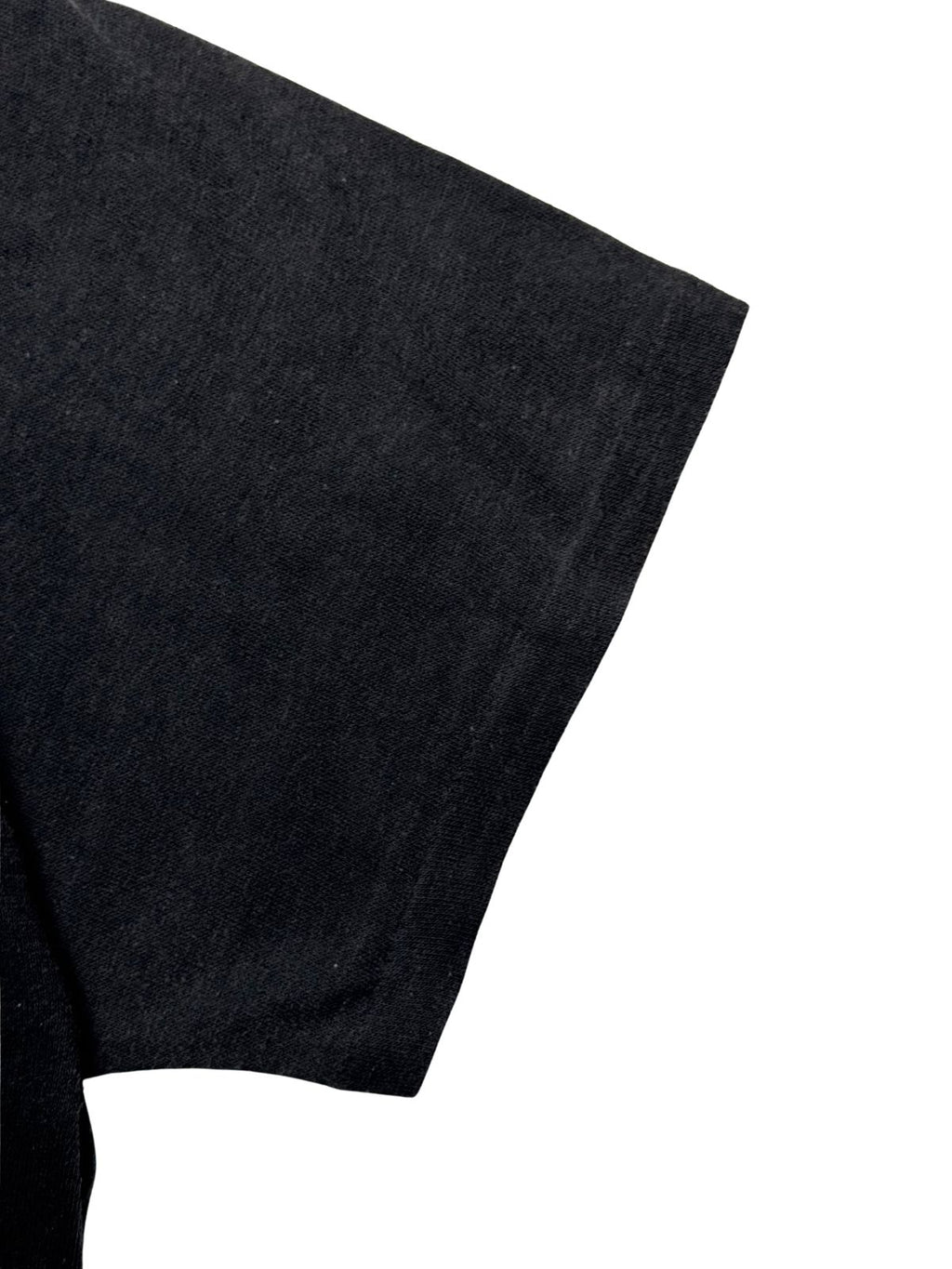 Detailansicht des kurzen Ärmelbunds mit klassischer 80er-Jahre Single-Stitch-Einfachnaht.